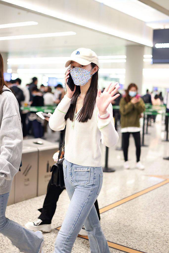 配饰 宋轶超会穿 奶油色针织衫+牛仔微喇裤超显温柔