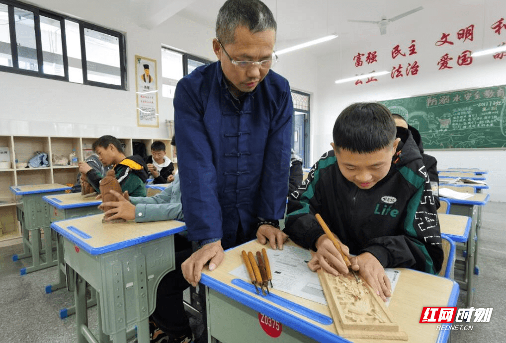 罗肖宇|落实＂双减＂政策 | 永顺芙蓉学校木雕工艺进校园 课后服务显亮点