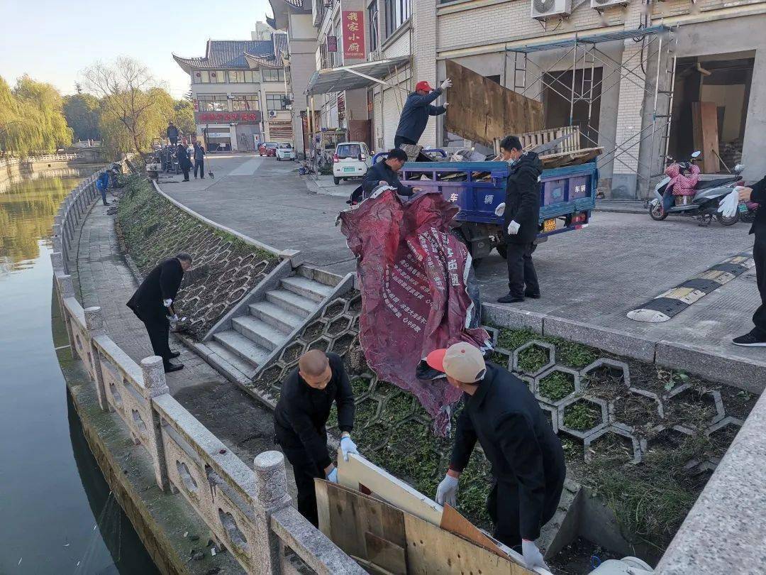 戴南镇农业农村局对万源商贸城环境进行集中整治