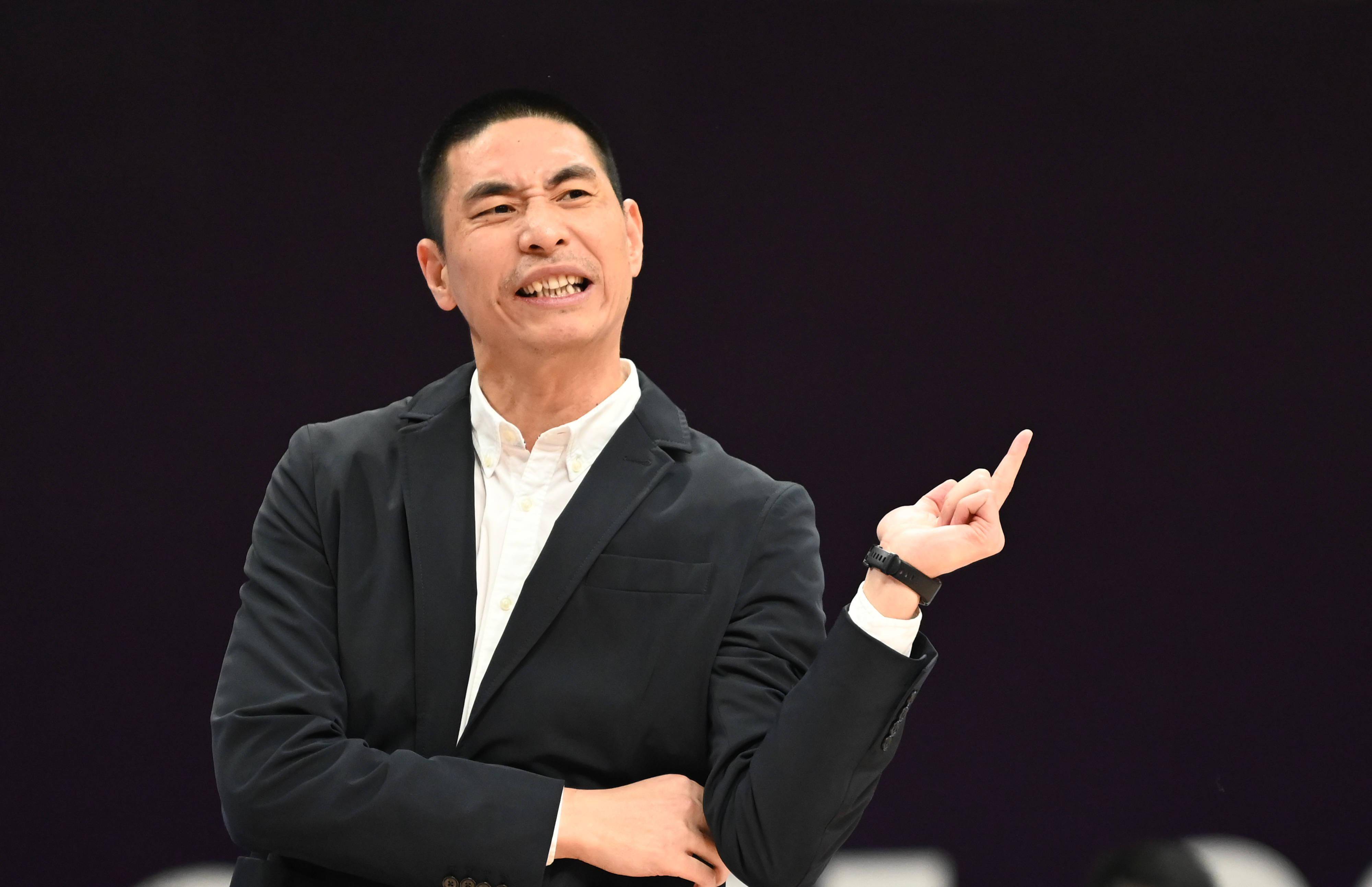 2021年11月11日11月11日,福建浔兴股份队主教练朱世龙在场边指挥