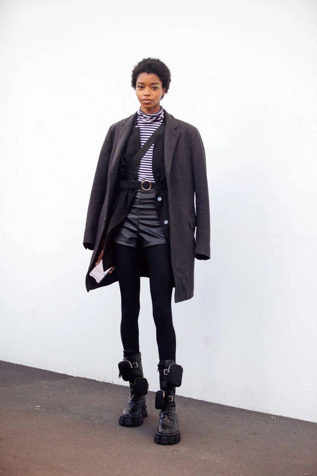 黑色 这7套衣服证明黑色紧身裤真的很别致