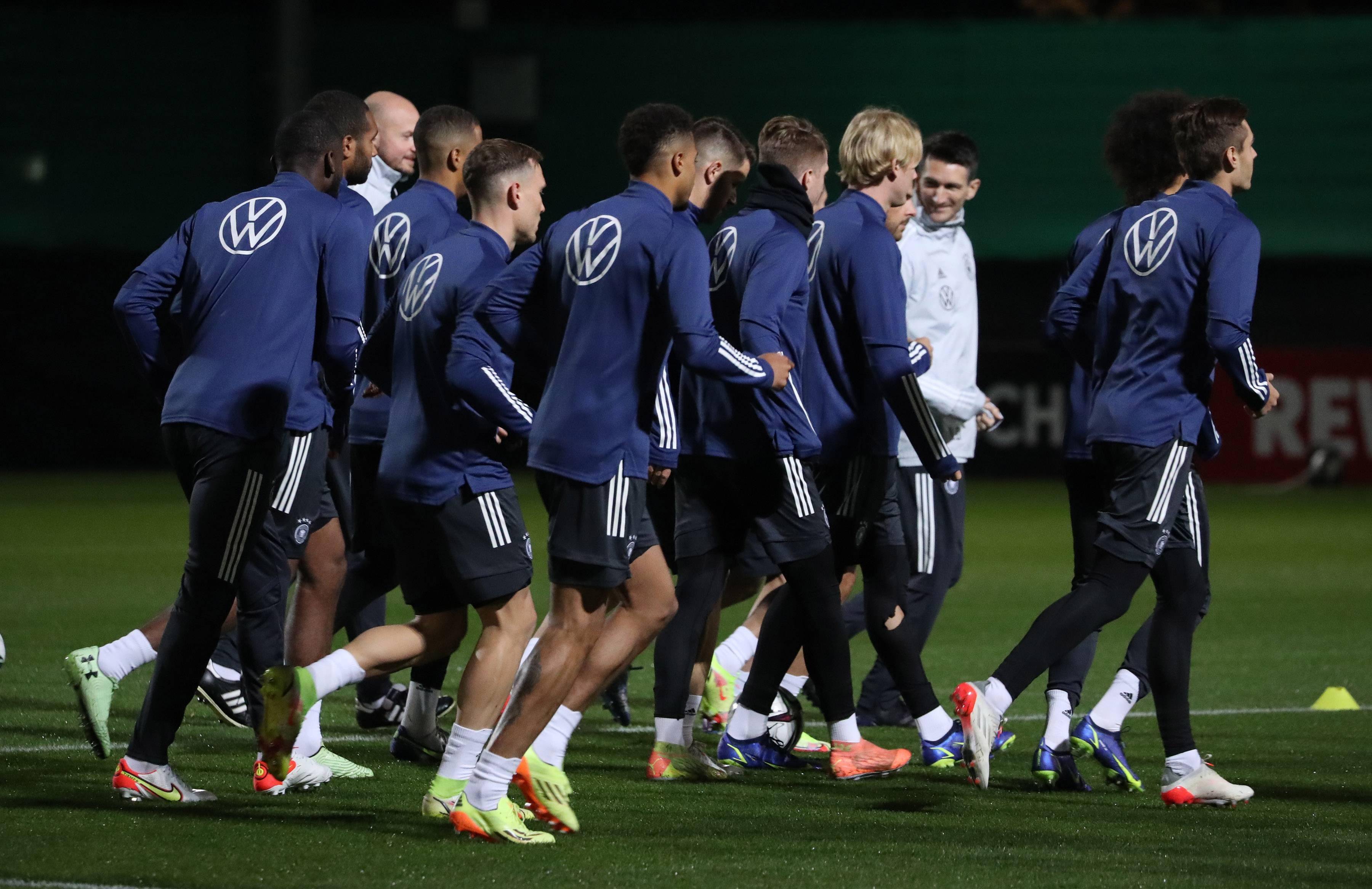 新华社照片,外代,2021年11月11日11月10日,德国队球员在训练中.