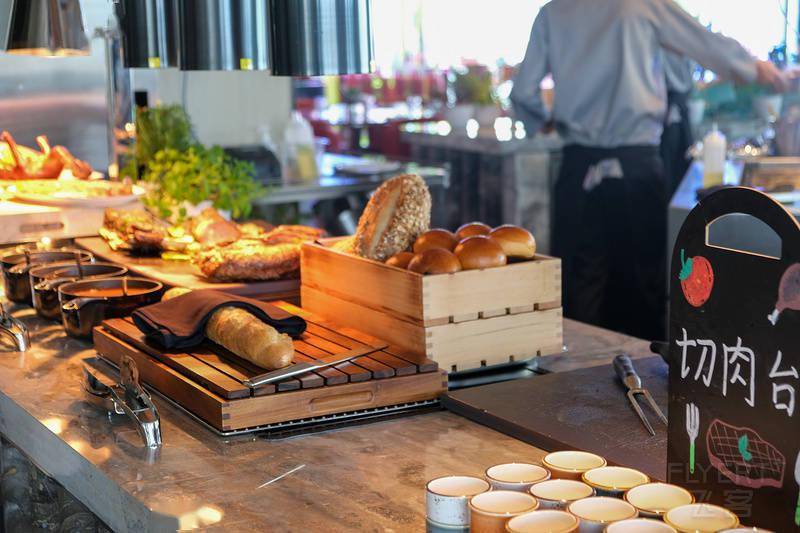 宝龙厦门是一个洋溢着青春活力的城市，与W品牌可谓是天作之合