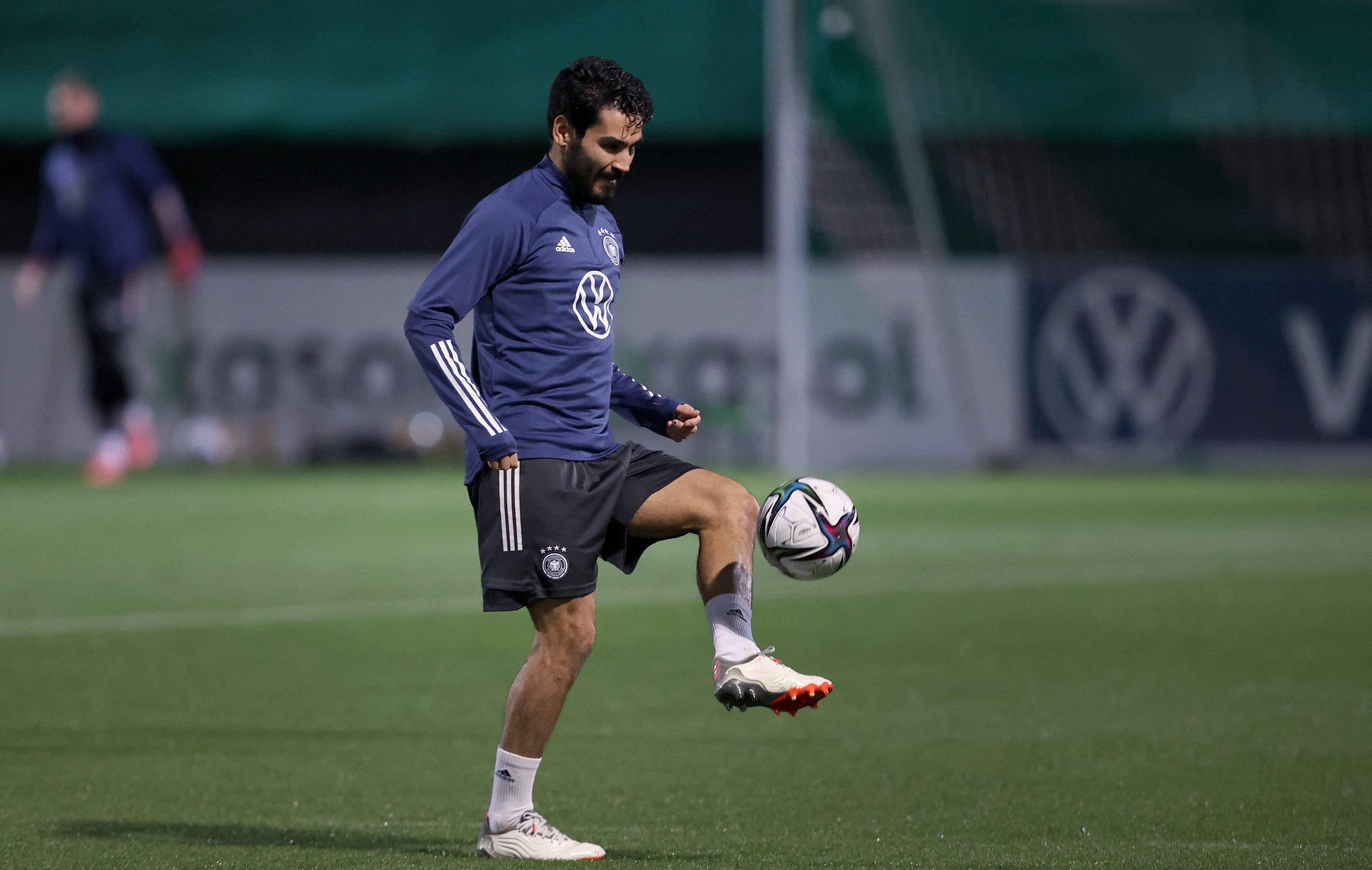 足球——世预赛:德国队赛前训练