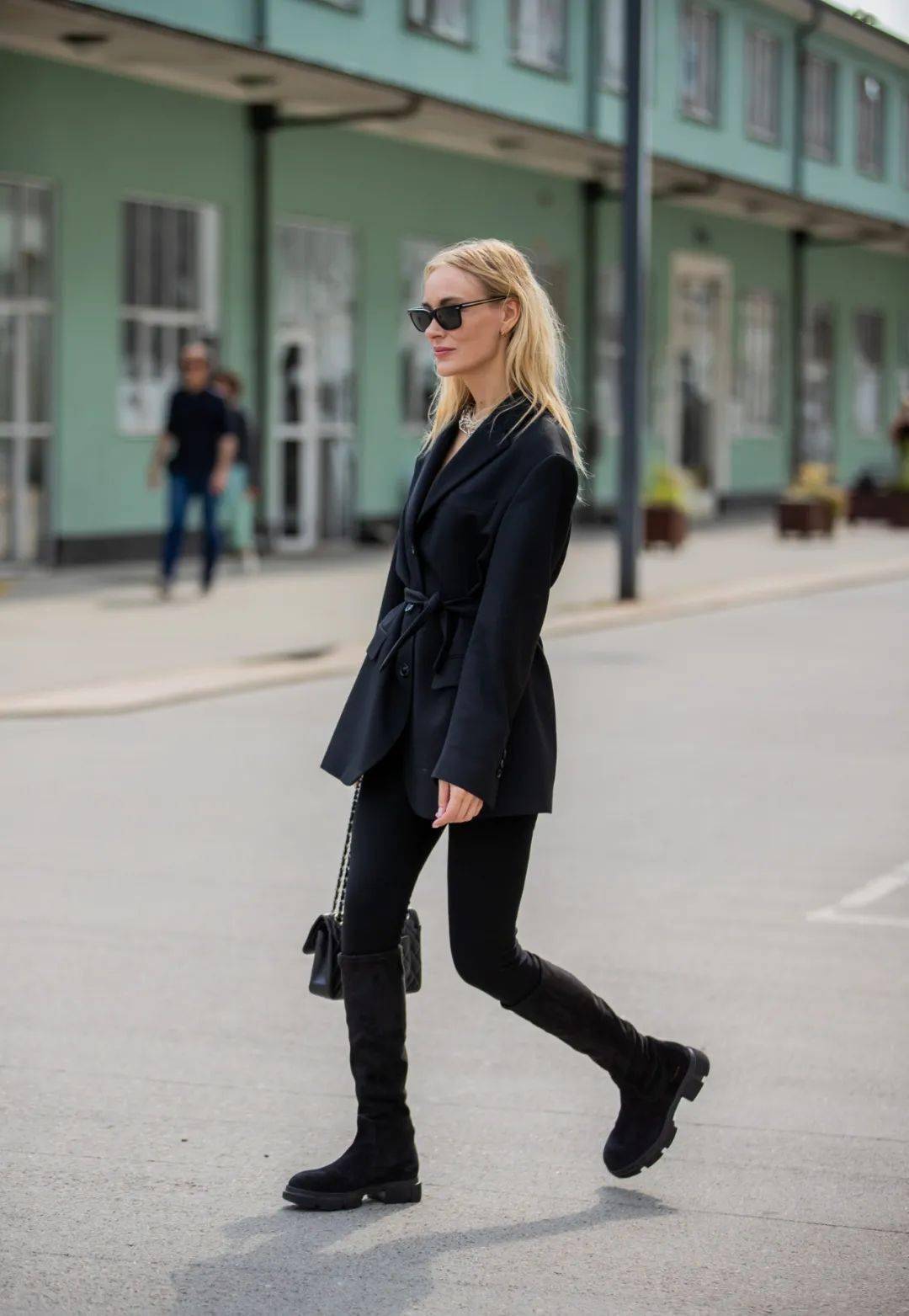 黑色 这7套衣服证明黑色紧身裤真的很别致