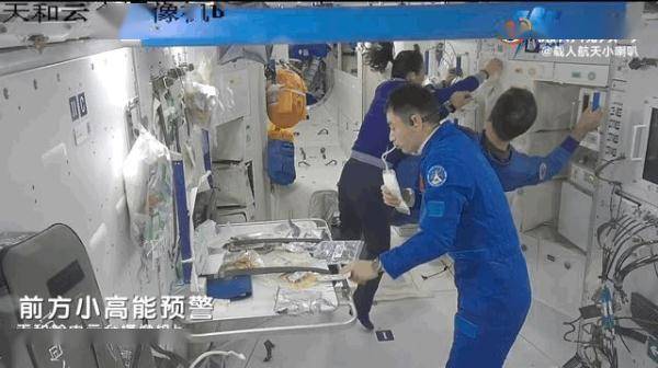 网友|急！饮料、纸巾集体“逃跑”，王亚平这个动作亮了