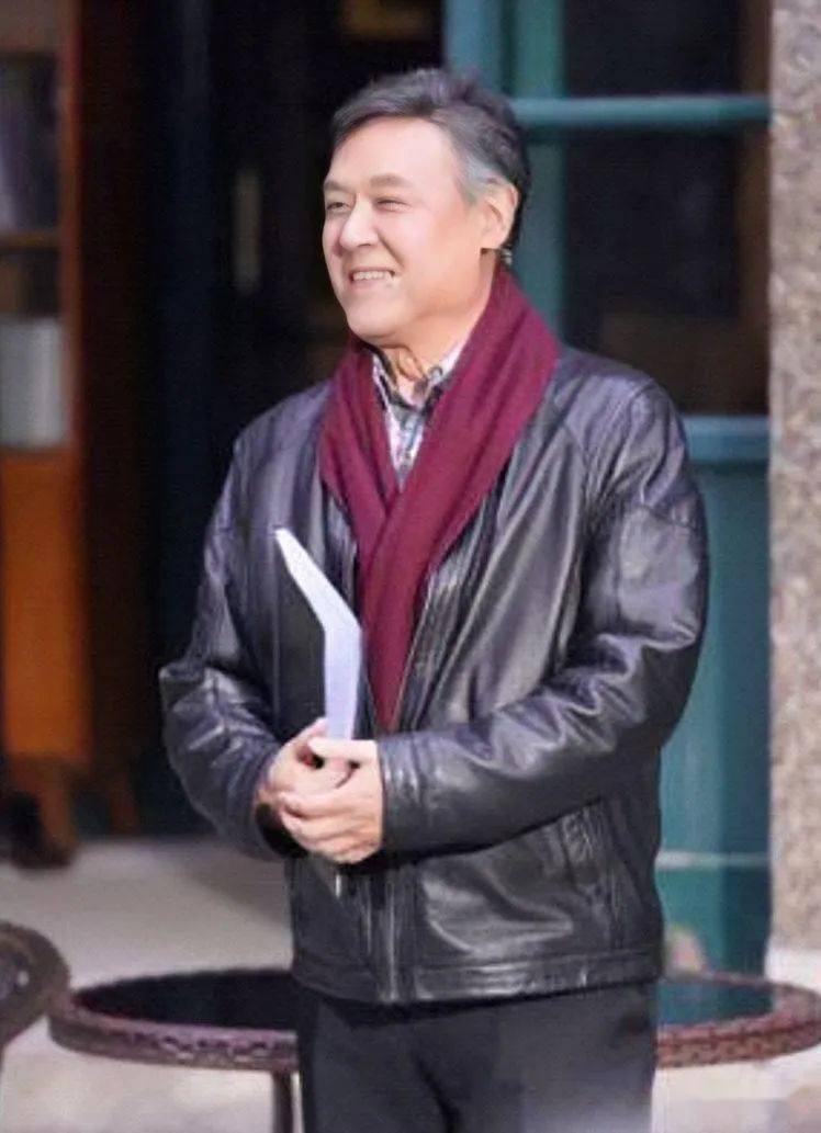 80歲達式常穿長夾克下搭牛仔褲,拉風又很小清新 值得老年朋友學習