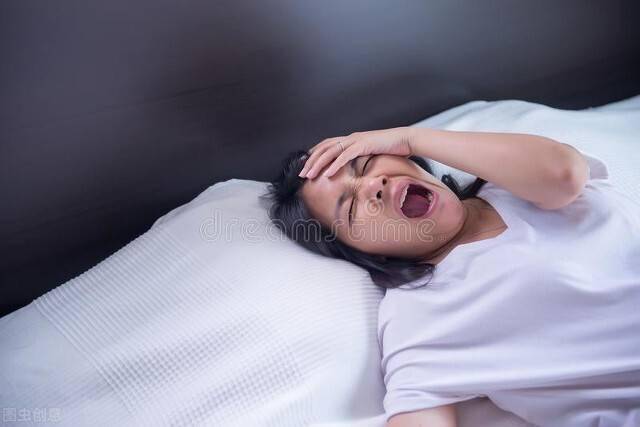 出现白天嗜睡的症状时，也要提高警惕，这很有可能是脑血管破裂的前兆。