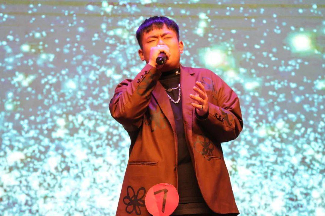 七号选手魏宏彬歌唱的《流浪记》,一句"我就这样自己照顾自己长大,我