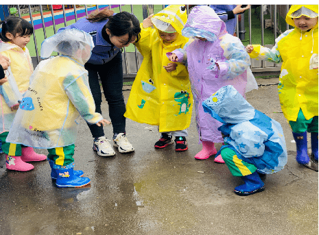 02发现雨水的奥秘秋雨是冰冰凉凉的感觉,地面湿湿的,有很多小水坑.