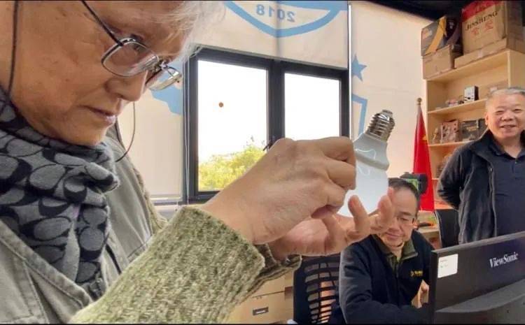 青少年|72岁退休女教授硬核科普，百万网友粉上她