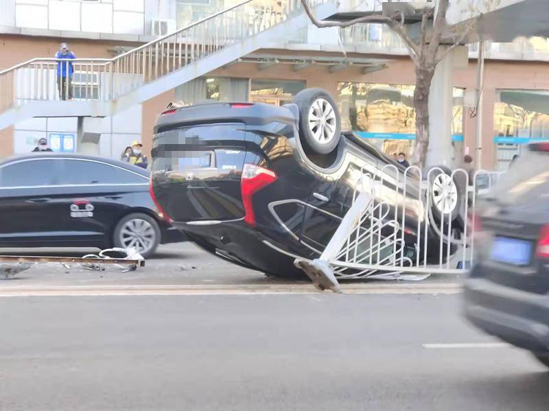 今晨早高峰一crv当街翻车,竟是女司机突发"低血糖"