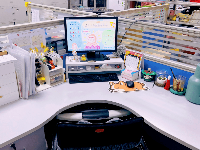 行到最美办公室遇见温馨办公桌二十中学工会开展最美办公室评选活动