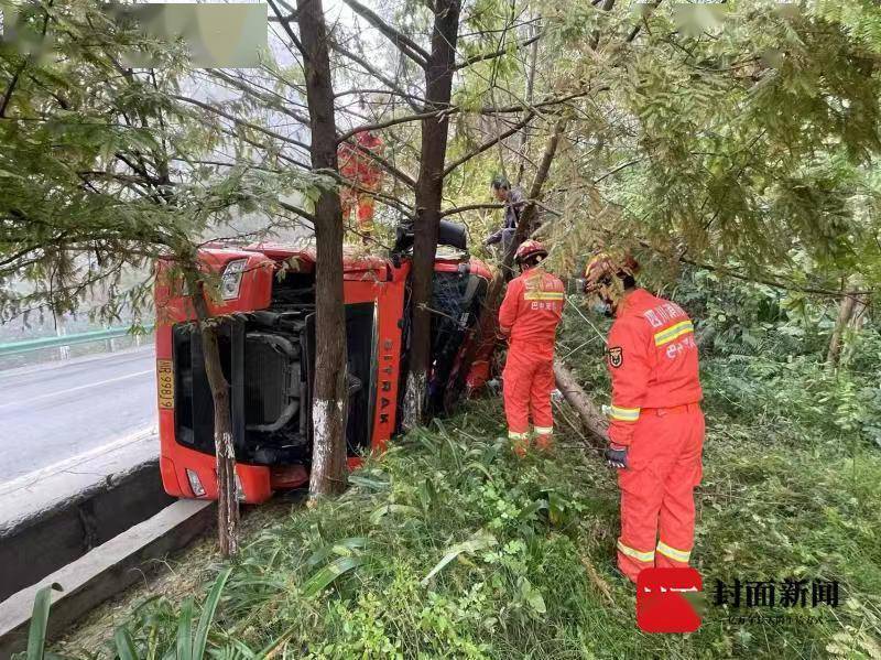 四川巴中一大貨車彎道駕駛時側翻駕駛員1小時後成功被救出