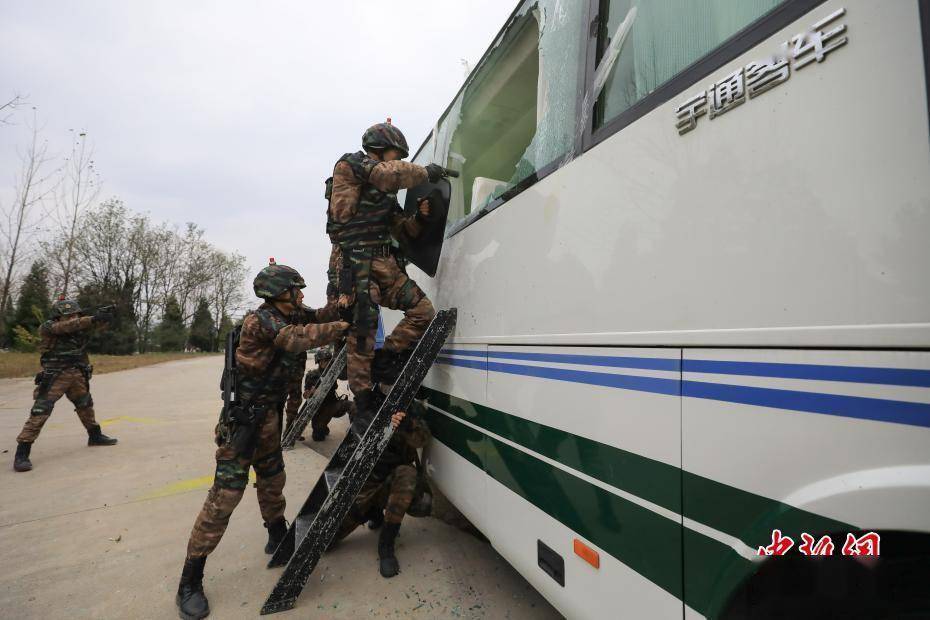 武警贵州总队机动支队开展交通工具反劫持演练