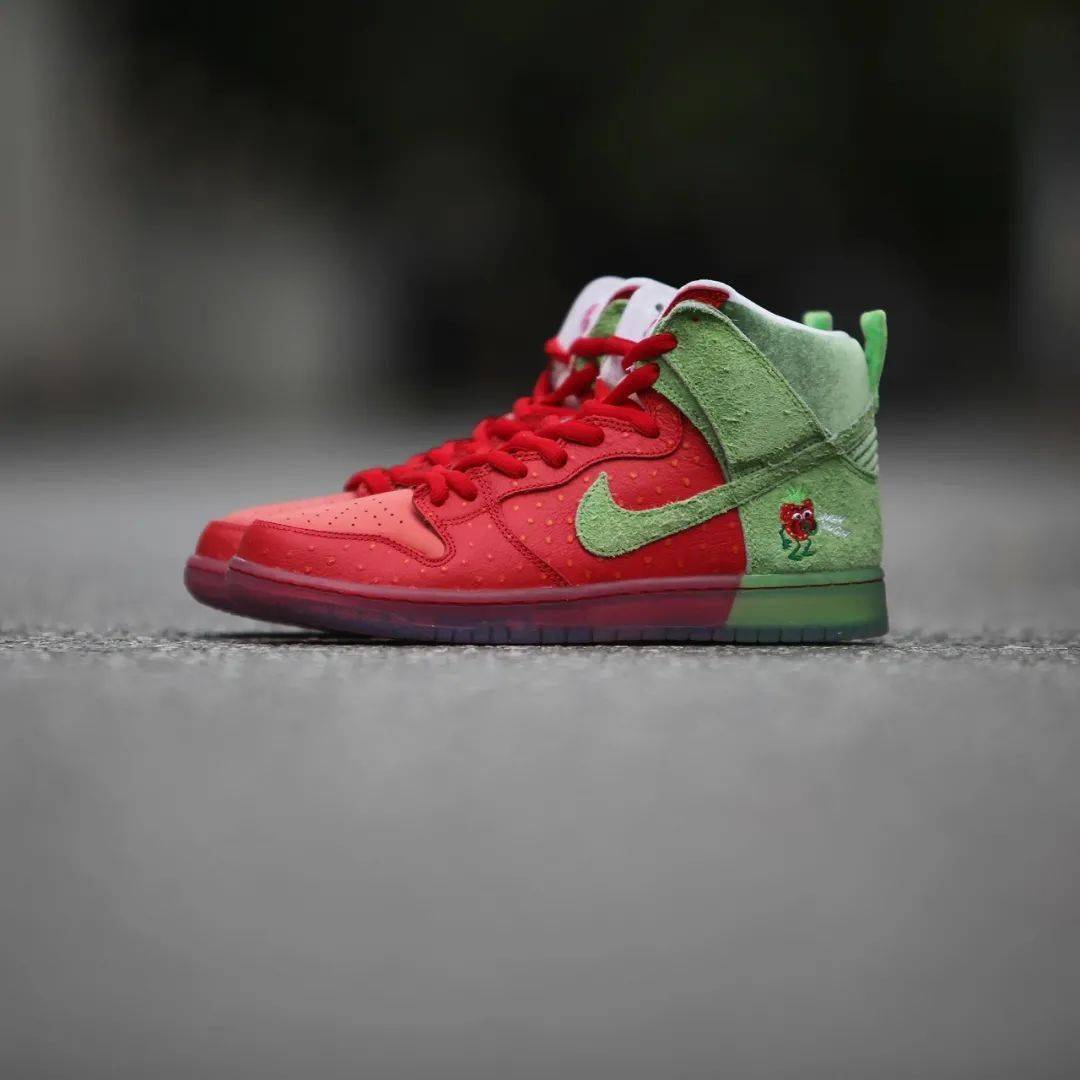 dunk high pro strawberry