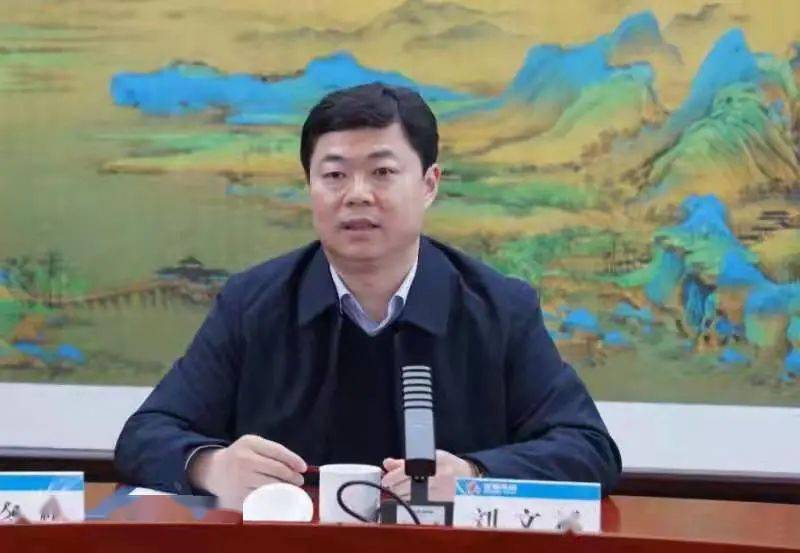 11月9日,舞钢市市委书记刘文祥,市委副书记,市长朱志骞带领市四大班子