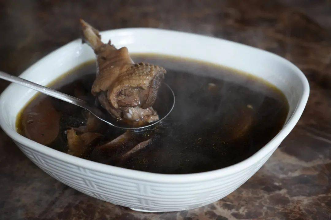 13种中草药熬煮的白鸭汤,中草药消解了鸭的土腥气,在浓郁与清冽之间