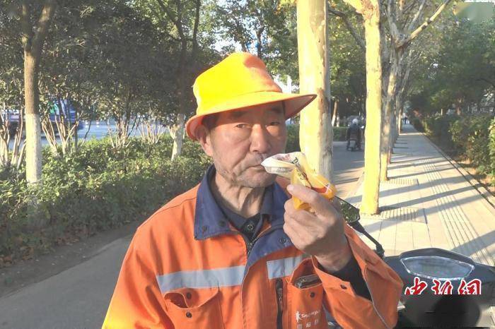 张俊|安徽合肥:免费“热”早餐让环卫工人不再“冷”