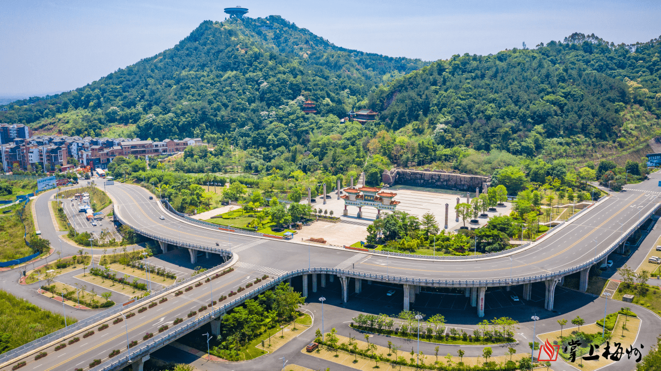 在神光山国家森林公园,沿着登山道路抵达山顶,向远处眺望,宁江大地