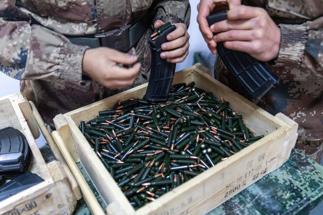 烎烎烎,新兵首次实弹射击火热进行中_装填子弹