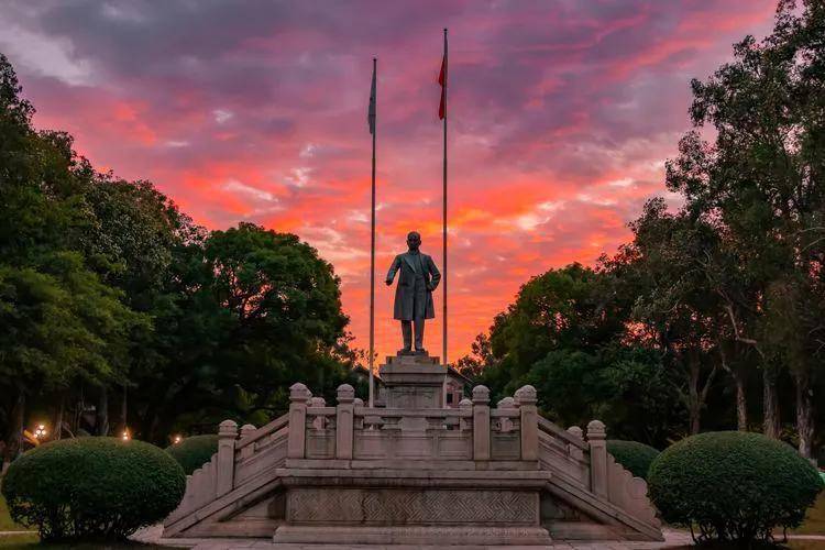 中山大学孙中山先生铜像1925年3月12日,孙中山先生在北京逝世,廖仲恺