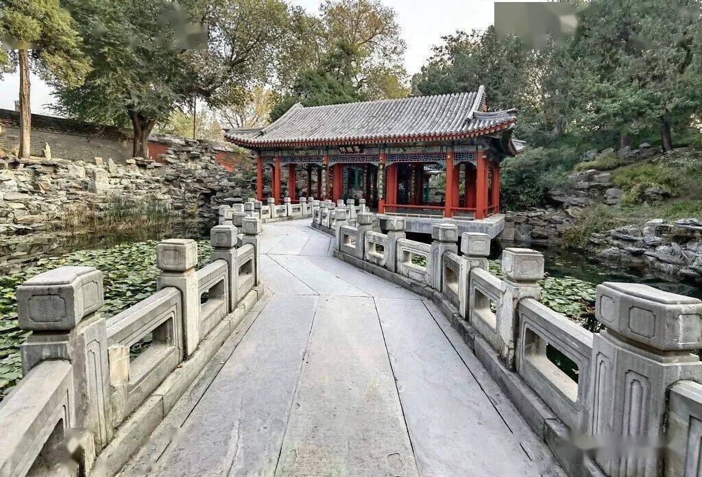 雨余花木秀而鲜石牌楼背面楹联为横楣汀兰岸芷吐芳馨蘅皋蔚雨生机满