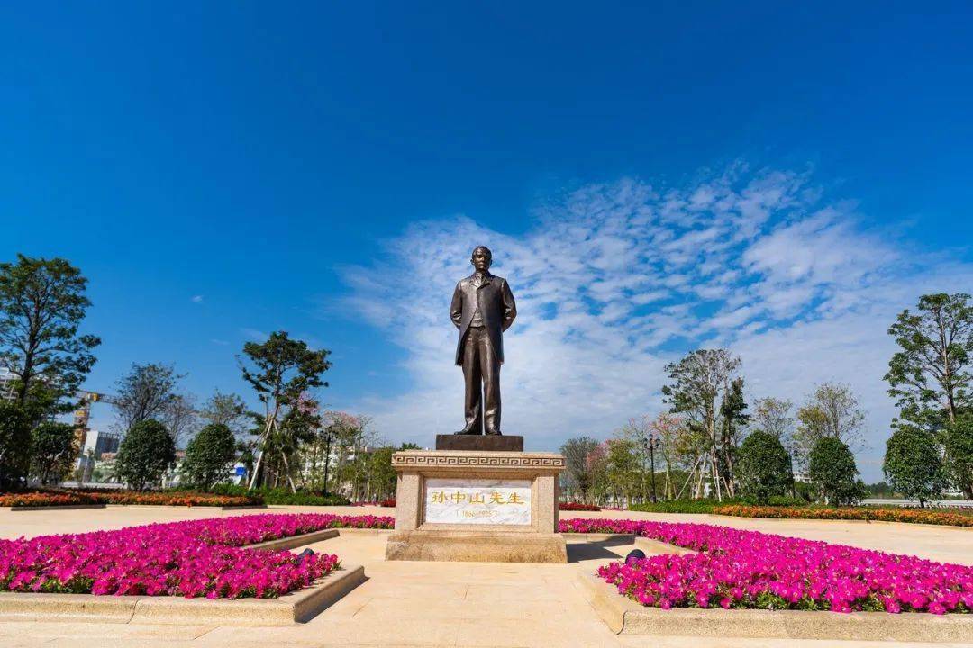 青年孙中山像在珠海中山公园落成