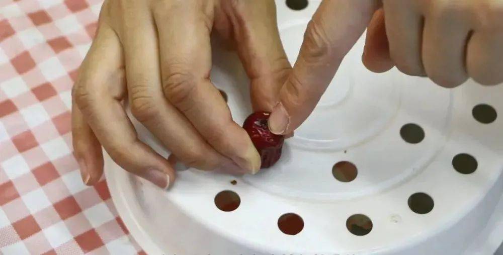 去除红枣核的小妙招学会这样去枣核简单又完整