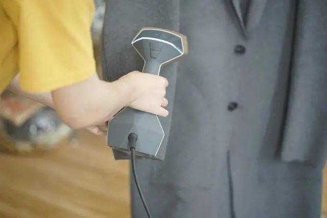 做工 一件双面呢大衣要好几万？凭什么这么贵？