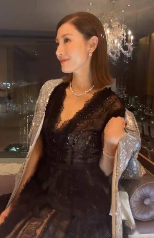 好友51岁李嘉欣晒美照，穿蕾丝裙大秀香肩锁骨，俏皮可爱似少女