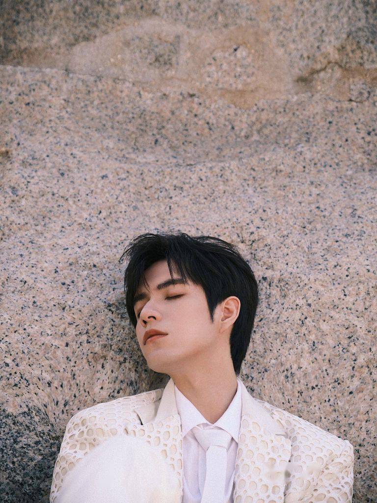 张颜齐纯白look拍芭莎大片 满屏贵气时尚感爆棚