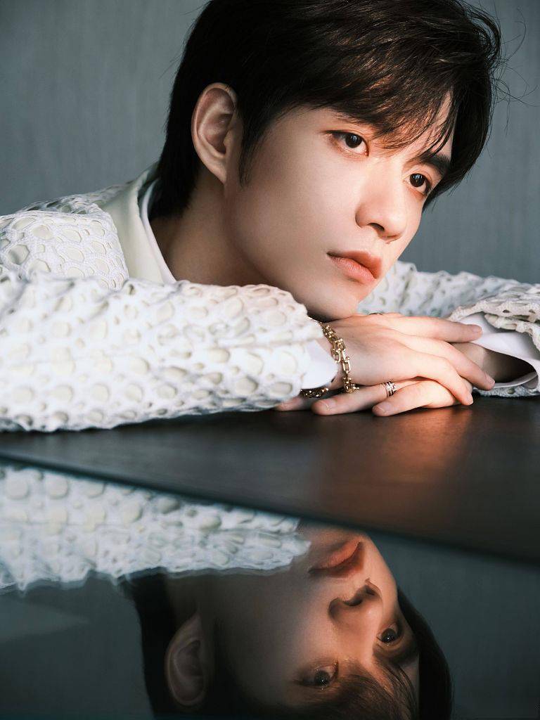 张颜齐纯白look拍芭莎大片满屏贵气时尚感爆棚