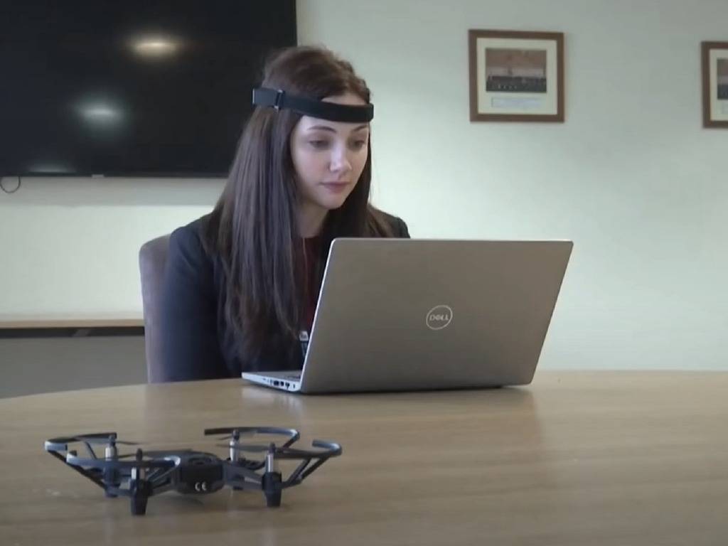 英国研发脑波无人机意念控制升降