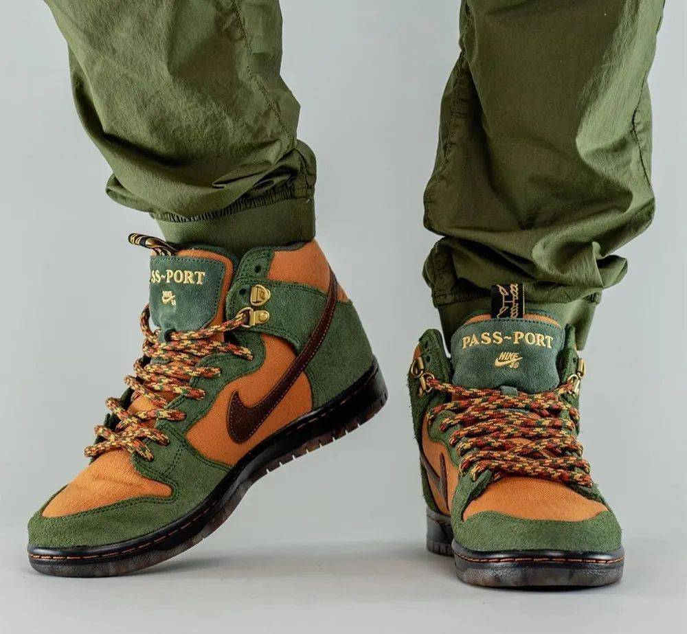 Nike 割韭菜配色 ！？新联名 Nike SB Dunk Hi 实物曝光！