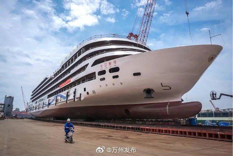 我国自主建造零排放游轮“长江叁号”下水试航：全电力推进