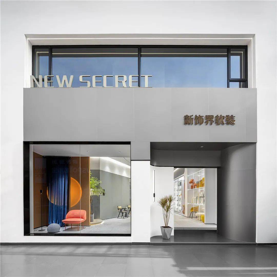 门头处,整体以灰白色调奠定空间基调,超大的橱窗展示描摹生活场景