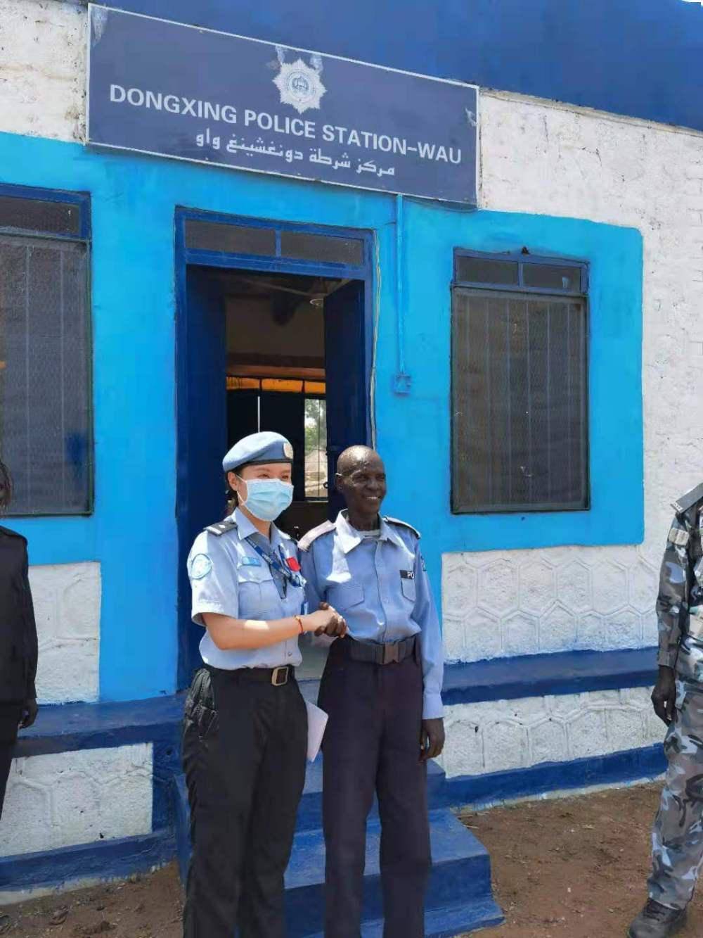 中国维和警察同南苏丹警察在修葺一新的东兴派出所前留影