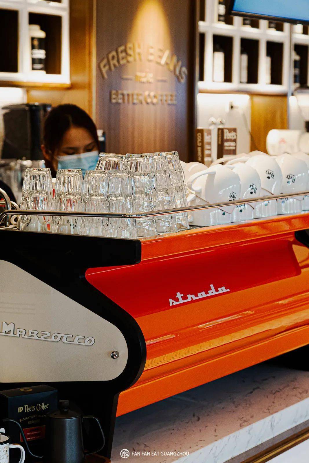 吧台上显眼的橙色la marzocco意式咖啡机,是皮爷特制的标配,被称作