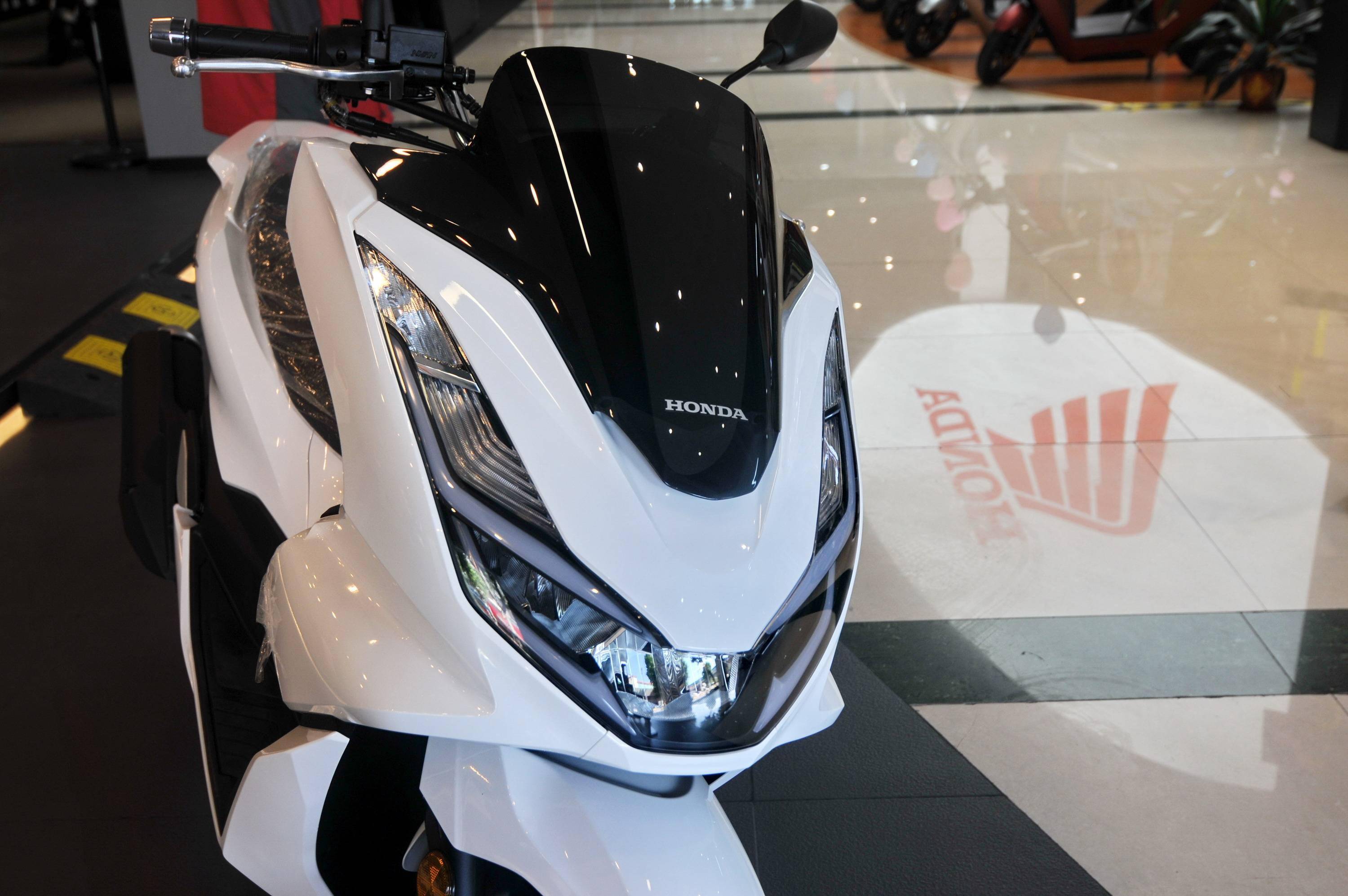 洋溢着喜悦之情,五羊-本田新 pcx 交付_搜狐汽车_搜狐网