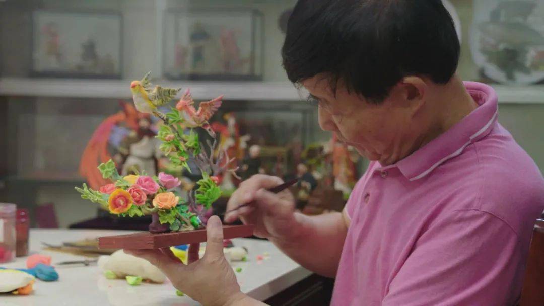 很快王锦荣就成了温州城里首屈一指的米塑艺人.