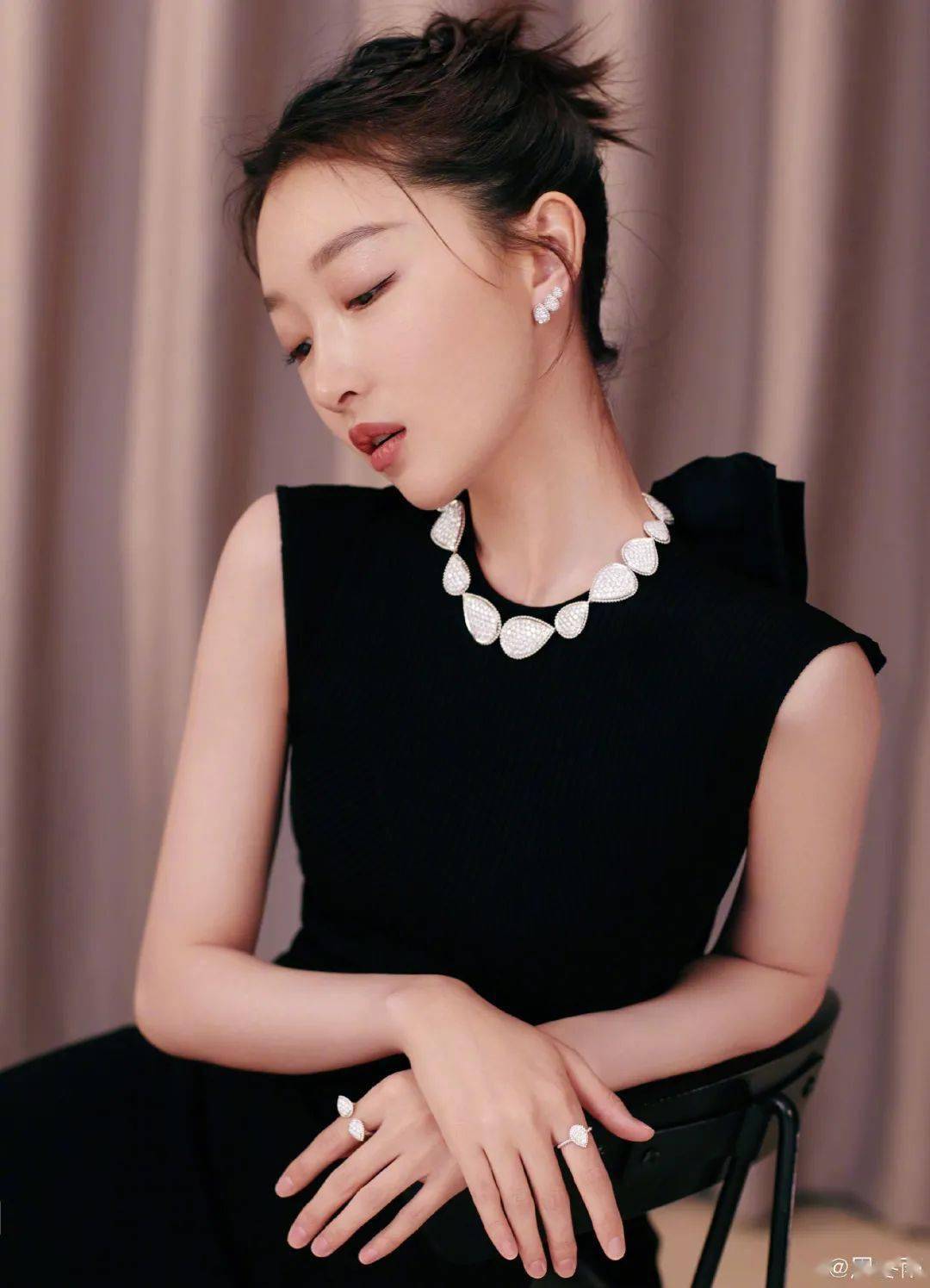 发型看了李庚希周雨彤的长发，我更想剪短头了