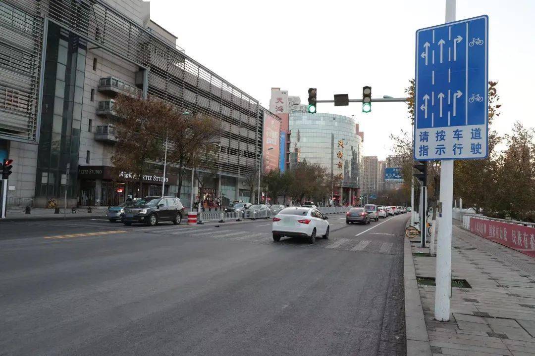 金钟桥交口设有右转弯信号灯,自东向西方向需要右转驶往"天津之眼"的