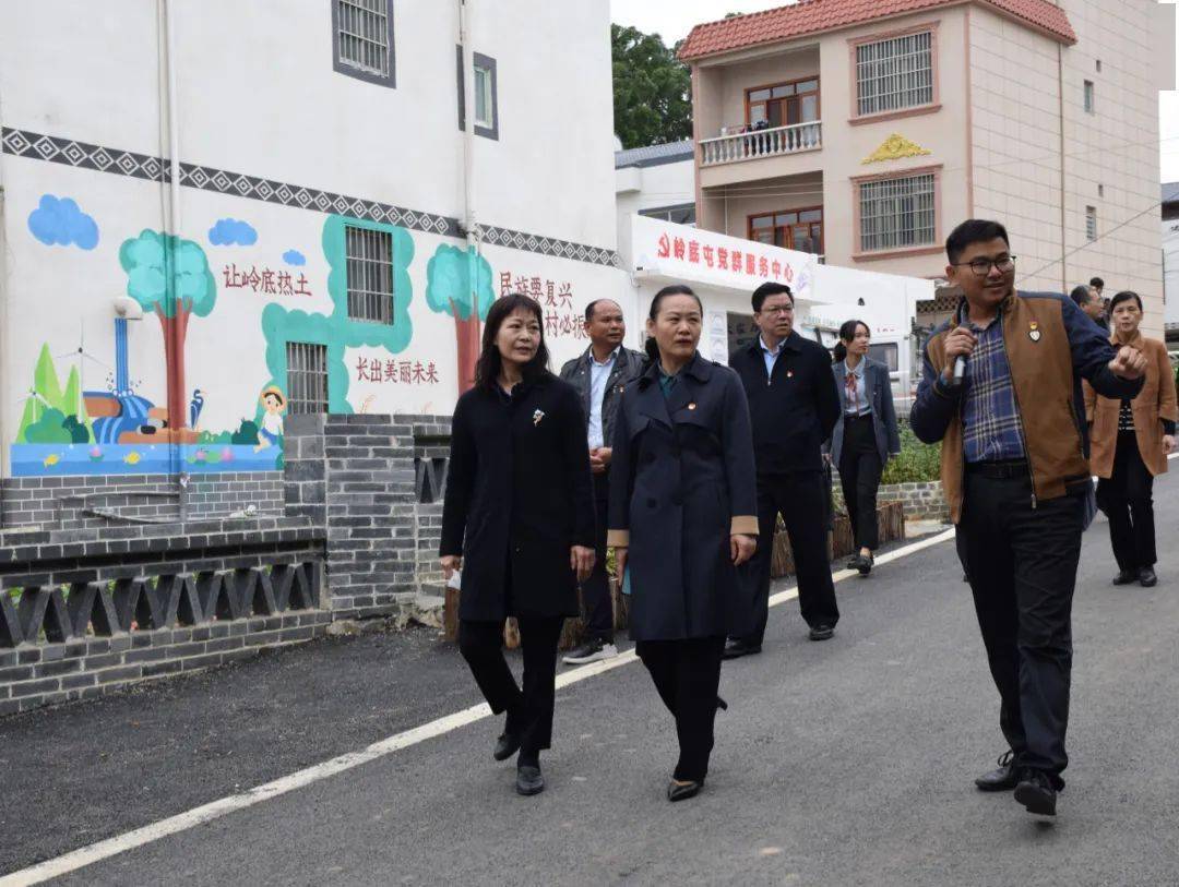市人大常委会秘书长钟海光,副秘书长赵波,凭祥市人大常委会主任覃志雄