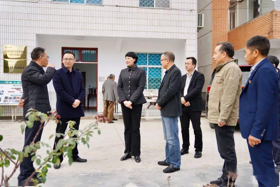 李伦华到渔洋关镇调研巩固脱贫攻坚成果和乡村振兴工作