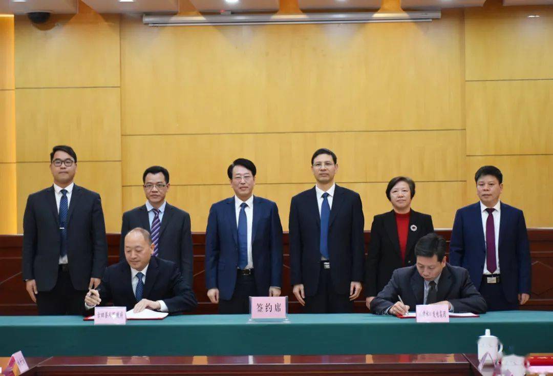 伍银多主持签约仪式,李晓霞,林世晴代表县政府分别与华电集团福建分