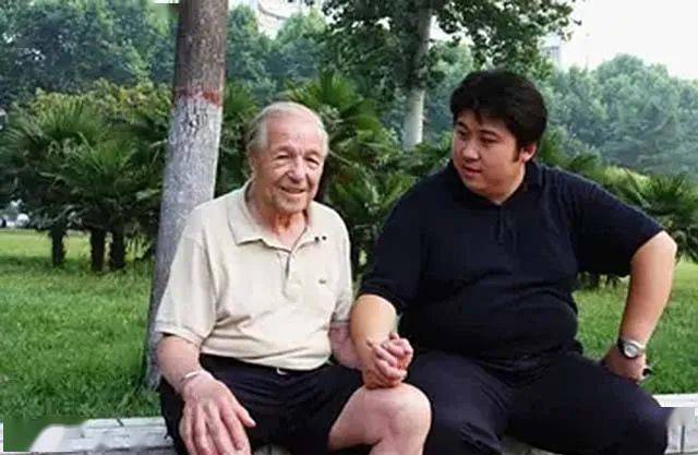 感人英国留学生照顾老人14载跨越国界的忘年交打动世人
