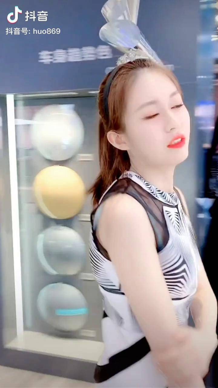 小姐姐太难了身体不舒服还要上班最美车模刘婷车模小姐姐车展现场工作