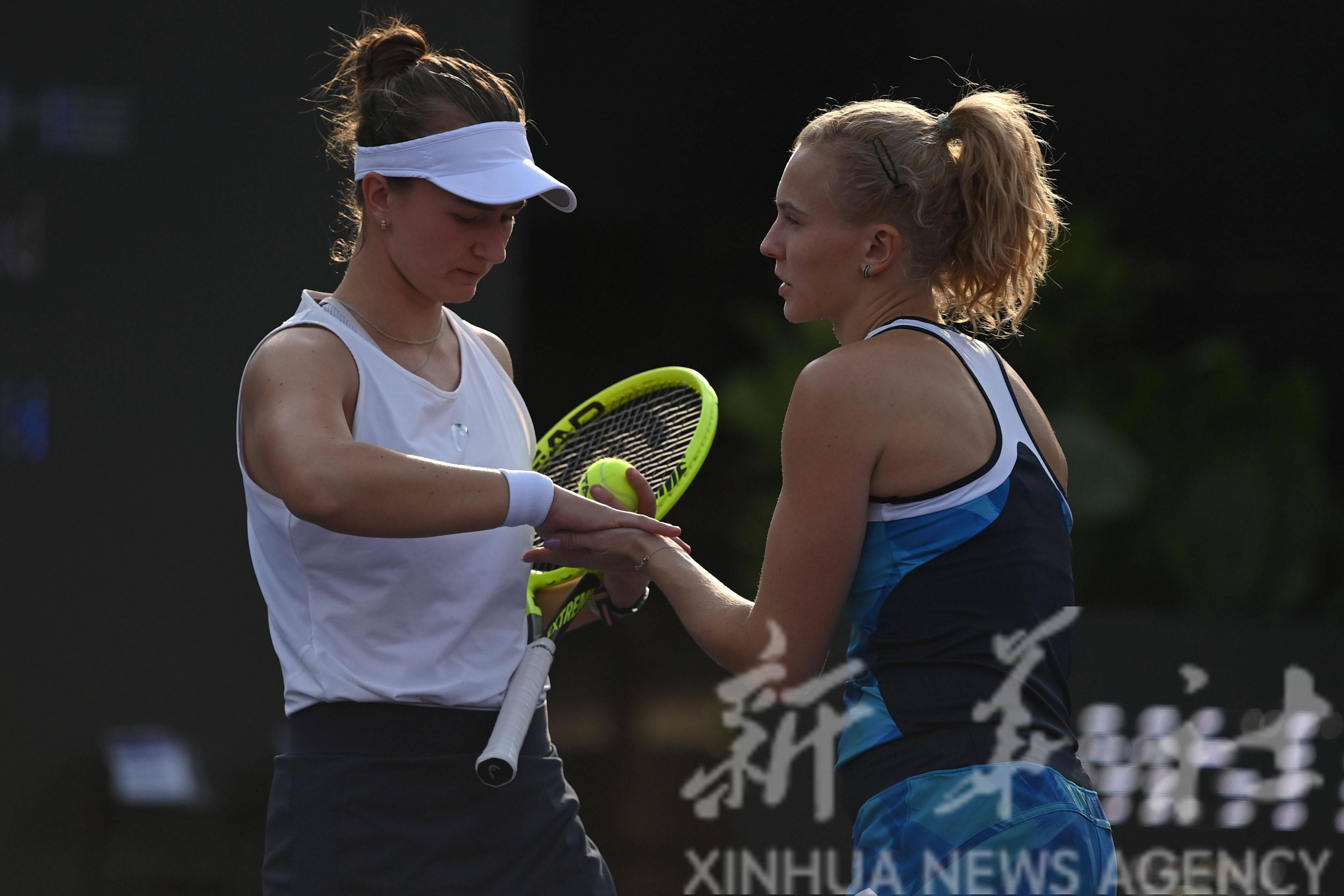 梅利查|网球——WTA年终总决赛：西尼亚科娃/克赖奇科娃晋级女双决赛