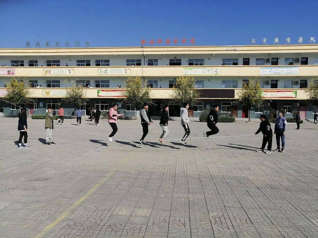 梁洁华希望中学在狠抓教学质量的同时,通过丰富多彩的社团活动,发掘